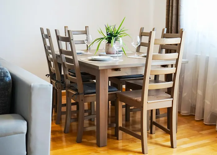 Mirandis Privilegio - Stylish Apartments With Balcony & Free Parking